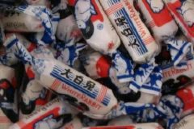 Brytyjskie Tesco wycofało ze sklepów mleczne cukierki White Rabbit. W Polsce takich cukierków nie ma - podkreśla Jan Bondar. Sanepid sprawdza, czy w Polsce nie ma nielegalnego mleka z Chin