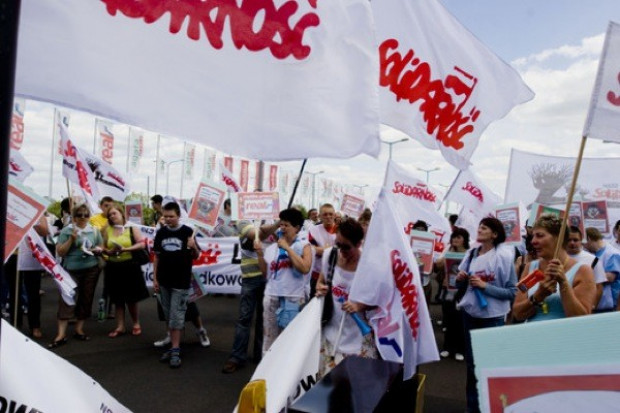 Protest związkowców w Warszawie. Wśród uczestników demonstracji są pracownicy hipermarketów