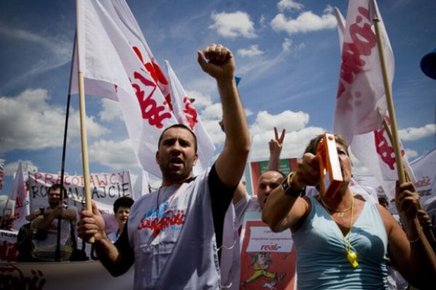 UE: Manifestacja producentów mleka przeciwko niskim cenom skupu surowca