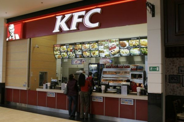 W KFC zaproponowano klientom w USA potrawy z grillowanego kurczaka. Zainteresowanie było tak wielkie, że bardzo szybko skończyły się zapasy, co zakończyło się negatywną reakcją rozczarowanych konsumentów - podaje gazeta. (fot. KFC w Magnolii) Kryzys zmusza sieci do poszerzania oferty