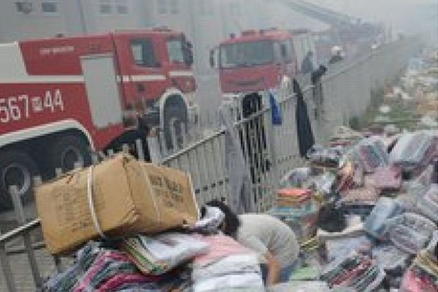fot. TVN24 Straty po pożarze centrum handlowego pod Nadarzynem idą w miliony