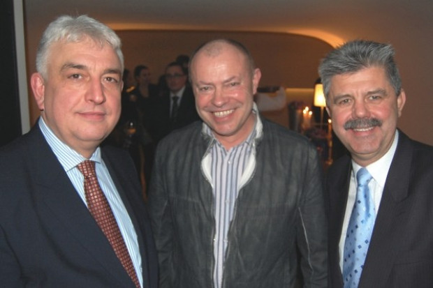Na zdj. (od lewej) Andrzej Szumowski, wiceprezes Wyborowa SA; Roman Paszke, żeglarz samotnik; Piotr Ziemann SRW RP rozmawia z potencjalnymi partnerami o współtworzeniu projektu