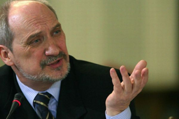 Macierewicz: Polityczna odpowiedzialność za katastrofę jest jasna