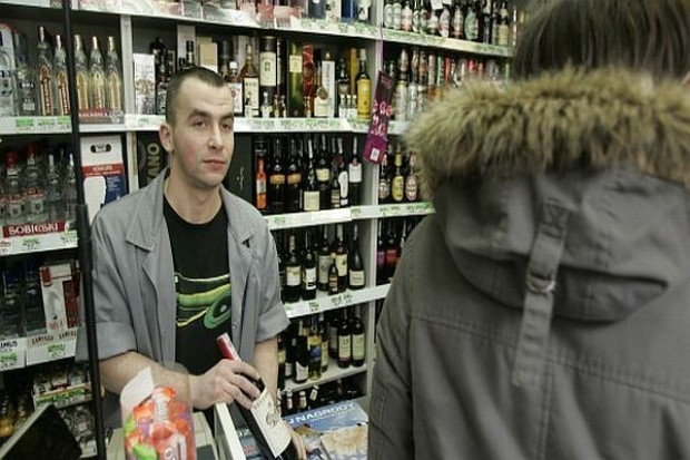 img.trojmiasto.pl Alkohol w dworcowych bufetach ma pomóc w znalezieniu najemców na powierzchnie na stacjach