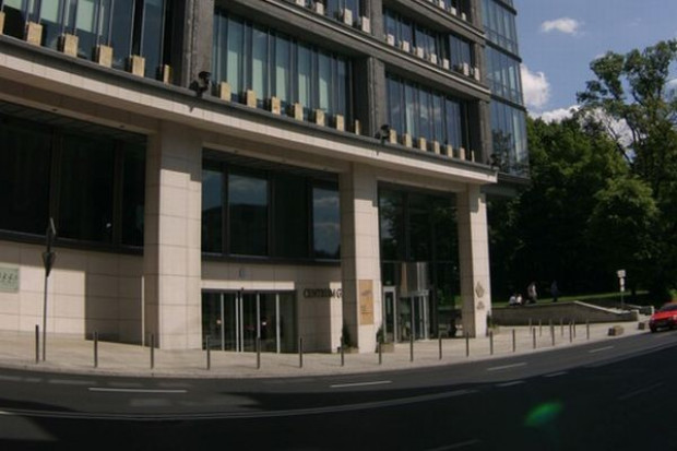 Na fot. budynek Giełdy Papierów Wartościowych w Warszawie Najwięcej zarobili inwestorzy stawiający na handel detaliczny i spółki spożywcze