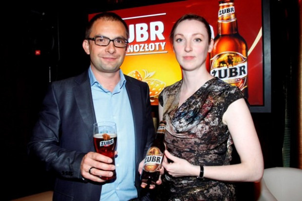 Jessica Spence, wiceprezes ds. marketingu Kompanii Piwowarskiej oraz Marek Wziątek, marketing manager marki Żubr Kompania Piwowarska szuka recepty na stagnację. Wprowadza trzy nowe piwa