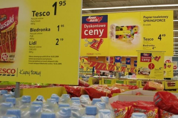 Sieć Tesco rzuciła wyzwanie sieciom dyskontowym Biedronka i Lidl W Polsce trwa wojna cenowa wśród sieci handlowych i producentów