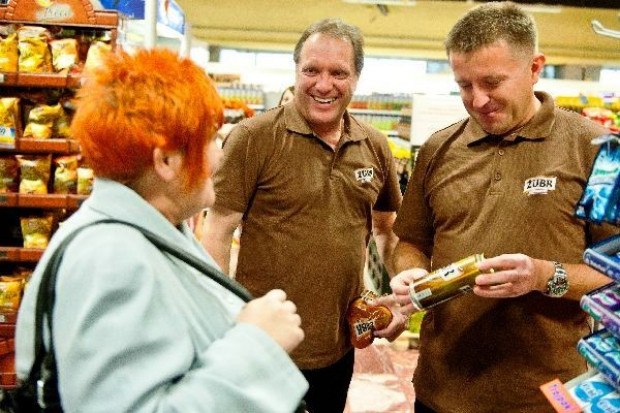 Robert Priday - prezes KP i Maciej Płonka - dyrektor regionu sprzedaży, rekomendują nowego Żubra; Fot. KP SA Gigantyczna promocja Żubra. 350 managerów będzie sprzedawać piwa w sklepach