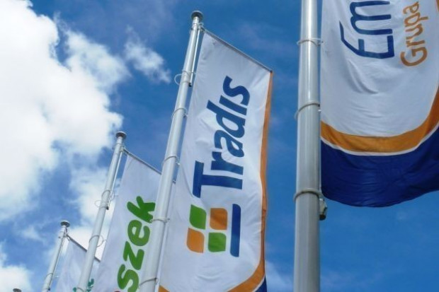 Jeżeli chodzi o turbiny wiatrowe, prowadzimy analizy stref wiatrowych oraz zabudowy wokół naszych obiektów. Jednak, podobnie jak w przypadku technologii solarnej, obecnie nie widzimy wystarczających przesłanek do wprowadzenia takich rozwiązań. Oczywiście na bieżąco przyglądamy się możliwościom pozyskiwania energii z odnawialnych źródeł, prowadzimy szczegółowe analizy kosztów i potencjalnych oszczędności - - mówi Piotr Moroń, specjalista ds. eksploatacji w Grupie Handlowej Emperia. Ekspert Emperia Holding: Prowadzimy analizy stref wiatrowych wokół naszych obiektów