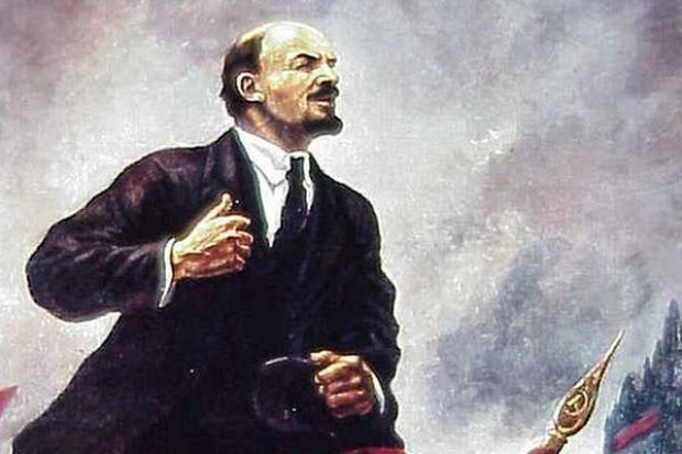 Komuniści uczcili rocznicę rewolucji marszem z portretami Lenina