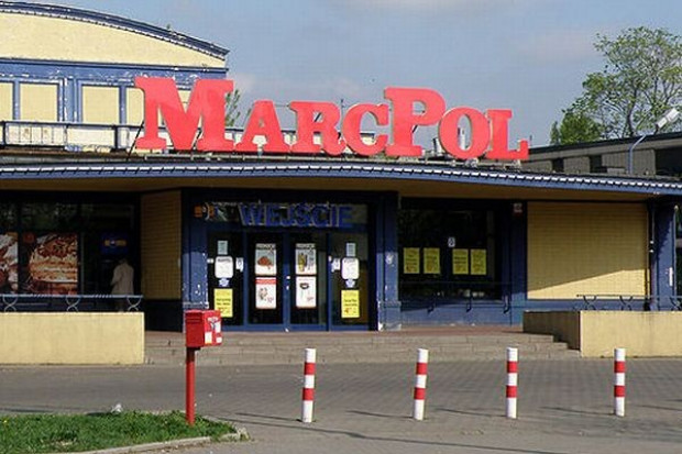 Sklep sieci MarcPol, fot. Wikimedia Akcje sieci MarcPol ponownie na sprzedaż. Komornik organizuje drugą licytację