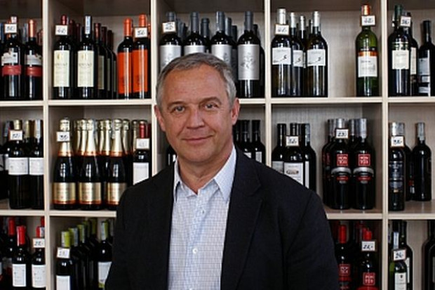 Marek Kondrat w sklepie Winarium, fot mBank Marek Kondrat traci większość sklepów sieci Winarium