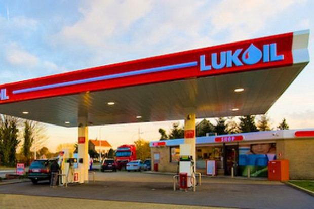Firmy Carrefour Polska i LUKOIL Polska podjęły współpracę franczyzową, w ramach której Carrefour uruchomi na jednej ze 115 stacji benzynowych rosyjskiego koncernu w Polsce sklep franczyzowy Carrefour Express. Carrefour otwiera sklep na stacji koncernu LUKOIL w Polsce
