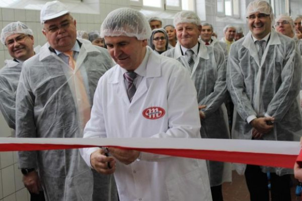 Dariusz Sapiński, prezes Spółdzielni Mleczarskiej Mlekovita oficjalnie otwiera nową linię do produkcji serów twarogowych bezformowych. Mlekovita uruchomiła supernowoczesną linię do produkcji serów twarogowych