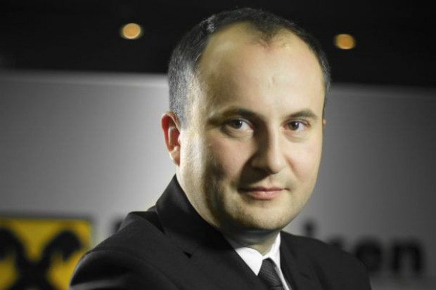Damian Oszajca, dyrektor ds. sprzedaży faktoringu Raiffeisen Bank Polska SA Dyrektor Raiffeisen: Silna konkurencja z branży spożywczej nasila zjawisko zatorów płatniczych (video)