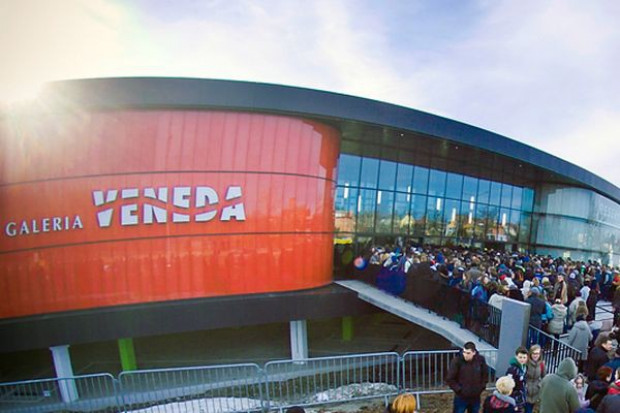Wśród najemców Galerii Veneda są m.in. sieci Tesco, RTV Euro AGD, Reserved, House, Cropp Town, Mohito, Sinsay, czy Rossmann Tesco ma nowy hipermarket, a Echo centrum handlowe