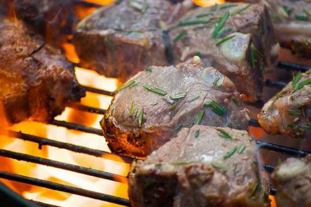 Ponad 50 proc. Polaków planuje rozpocząć grillowanie w tzw. "majówkę" Badanie: Ponad połowa Polaków będzie grillować w majówkę