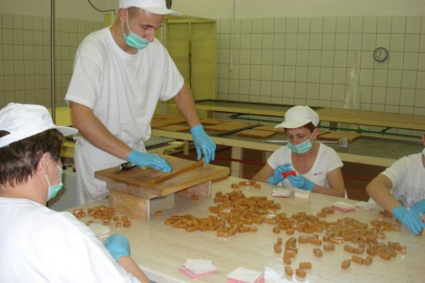 Najbardziej znanym polskim cukierkiem jest mleczna krówka, czyli popularna „ciągutka" fot. OSM Stalowa Wola Polacy wydają na słodycze 6 mld zł rocznie, najbardziej lubimy krówki