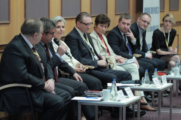 Paneliści debaty "Multi-channel - efektywne strategie sieci handlowych na polskim rynku" na VI Forum Rynku Spożywczego i Handlu Paneliści VI FRSiH: Marki własne szansą dla małych sklepów