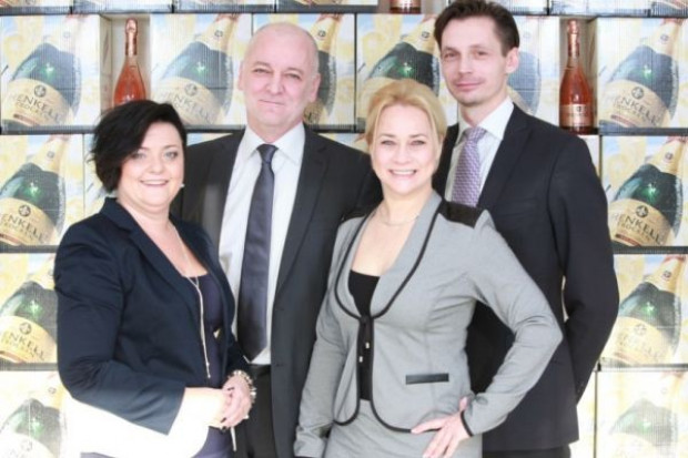 Zarząd Henkell & Co. Vinpol Polska Sp. z o.o.: Anna Kalinowska - członek zarządu, dyrektor ds. produkcji i inwestycji, Tomasz Różański - członek zarządu, dyrektor ds. finansów i controllingu, Joanna Semczuk - członek zarządu / dyrektor ds. handlu i logistyki, Dariusz Polak - członek zarządu / dyrektor ds. marketingu i eksportu. Vinpol zmienia nazwę na Henkell & Co. Vinpol Polska