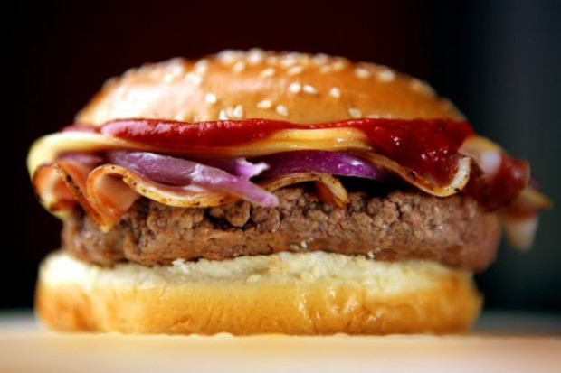 W blisko co drugiej placówce gastronomicznej informacje o ofercie są niepełne lub niedokładne.(fot. Fotolia) Inspekcja Handlowa ma zastrzeżenia do 74 proc. fast foodów