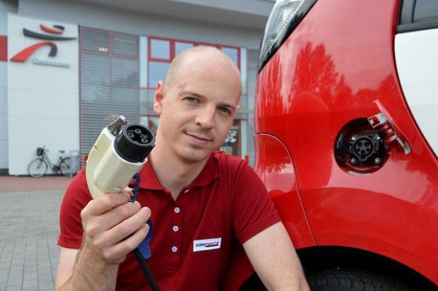 Stacja, zamontowana bezpośrednio na parkingu sklepu Intermarche, przypomina wyglądem parkomat i można z niej bezpłatnie korzystać przez całą dobę, 7 dni w tygodniu Intermarche będzie uruchamiać przy sklepach stacje do ładowania samochodów elektrycznych