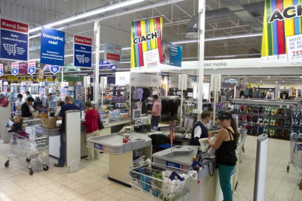 Sklep sieci Tesco Extra; fot. P.Pawłowski / ZelaznaStudio Tesco podwyższa pensje o 3,5 proc. Pracownicy: Sieć stać na więcej