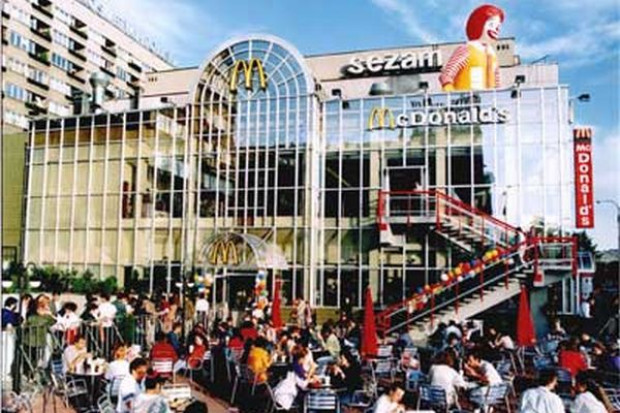 Restauracja McDonald's w DT Sezam została otwarta 17 czerwca 1992 roku McDonalds zamyka najstarszą w Polsce restaurację. Sieć planuje kolejne inwestycje