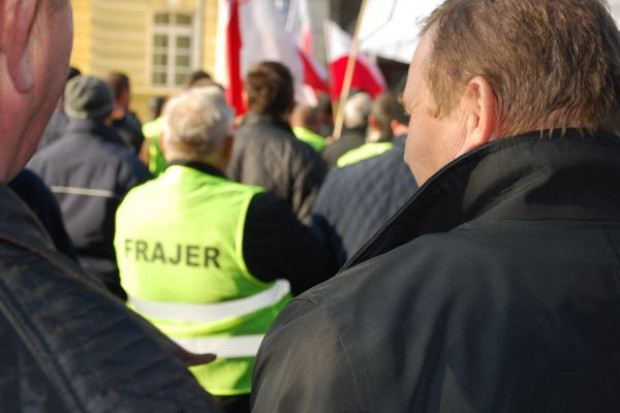 Sadownicy protestowali w kamizelkach z napisem "Frajer" Sadownicy protestowali w stolicy w kamizelkach z napisem