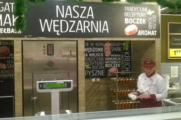 Wędzarnia w hipermarkecie Tesco w Tychach (fot. Tesco) Tesco testuje własną wędzarnię w hipermarkecie w Tychach