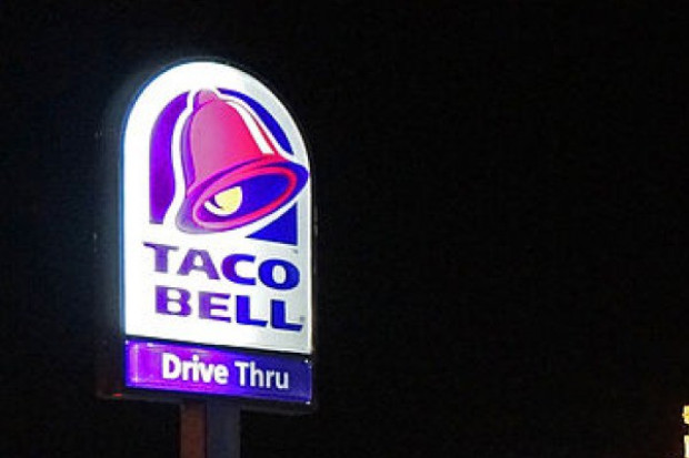 Bar Taco Bell nocą. Fot. Anthony92931, Źródło. Wikimedia Commons Taco Bell ponownie wchodzi do Polski (video)