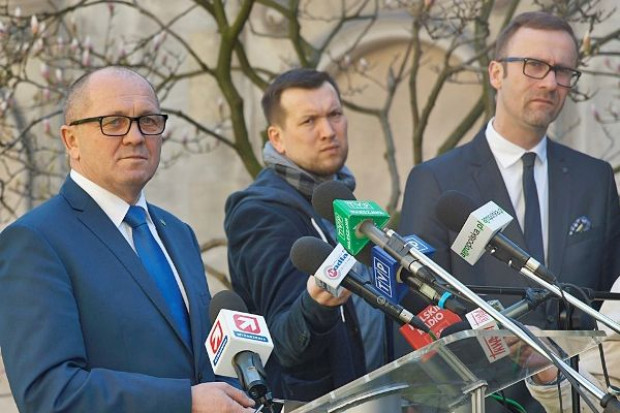 Po lewej stronie Marek Sawicki, minister rolnictwa i rozwoju wsi (fot. minrol.gov.pl) Minister rolnictwa: Sieci handlowe rozgrywają konkurujące ze sobą mleczarnie