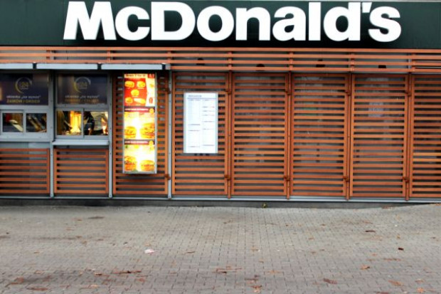 W USA kasjer w McDonald's zarabia ok. 8,75 dolara na godzinę (fot. ŁR) Pracownicy sieci McDonald's i Walmart chcą podwyżek