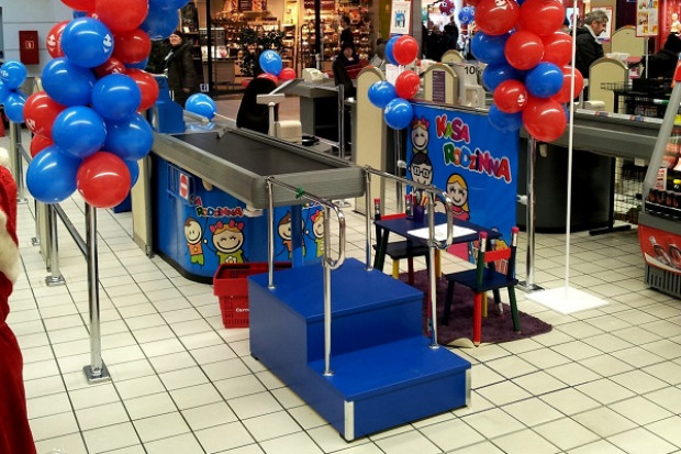 Kasa rodzinna w hipermarkecie Carrefour (fot. Carrefour) Carrefour wprowadza do hipermarketów kasy rodzinne