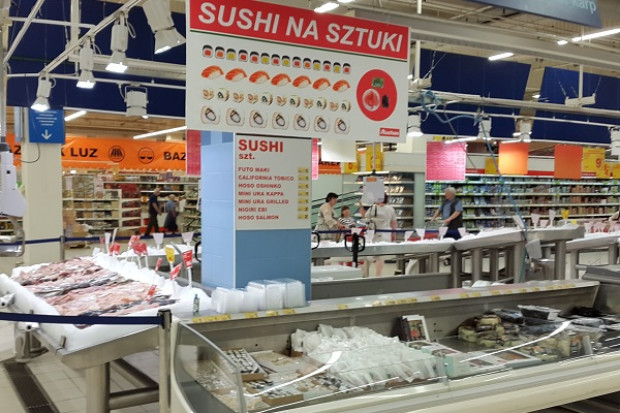 Fot. portalspozywczy.pl Auchan odmienia stoisko z sushi