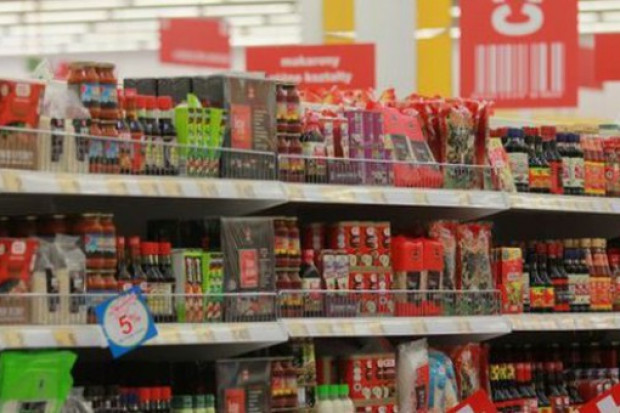 Sklepowe półki, fot. PTWP Rośnie sprzedaż w sieciach handlowych w Polsce