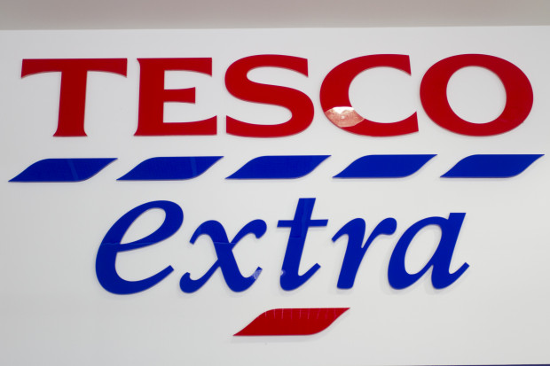 W Polsce w ostatnich latach Tesco mocno postawiło na rozwój sprzedaży online i jest obecnie jedną z wiodących sieci handlowych obecnych w internecie. Jednak w obliczu zmian w całej firmie, także ekspansja e-biznesu może zostać wyhamowana a operator będzie starał się umacniać pozycję głównie w tych miastach, w których jest już obecny. fot. ŻelaznaStudio Tesco będzie koncentrować się na reorganizacji biznesu