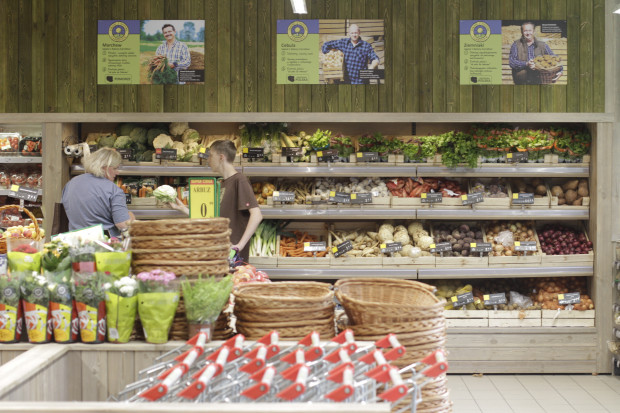 Stoisko z warzywami w sklepie Carrefour Express na warszawskiej Saskiej Kępie (fot. Paweł Pawłowski / zelaznastudio.pl) Żywność w czerwcu droższa niż w maju. Najbardziej podrożały warzywa