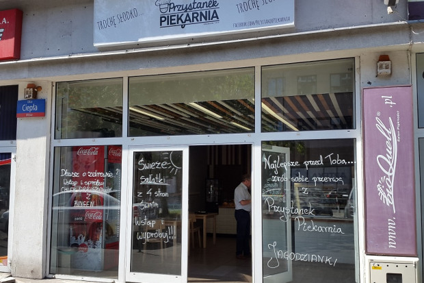 Sklep Piekarni Krzosek po rebrandingu (fot. portalspozywczy.pl) Trwa rebranding sklepów Piekarni Krzosek