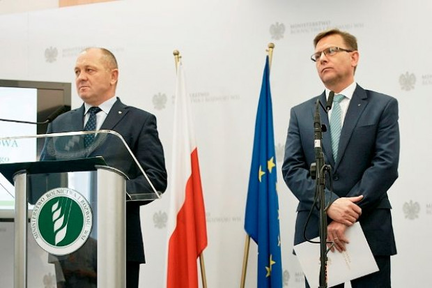 Marek Sawicki, minister rolnictwa i Marek Pirsztuk, Główny Lekarz Weterynarii (fot. minrol.gov.pl) Główny Lekarz Weterynarii proponuje akcję „puszka szprotek każdego dnia”