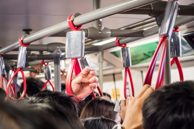 Czy paczki z towarami od Amazona będzie można w przyszłości "odbierać" w miejskich autobusach? (fot. Shutterstock) Amazon chce dostarczać zamówienia przy użyciu... transportu publicznego