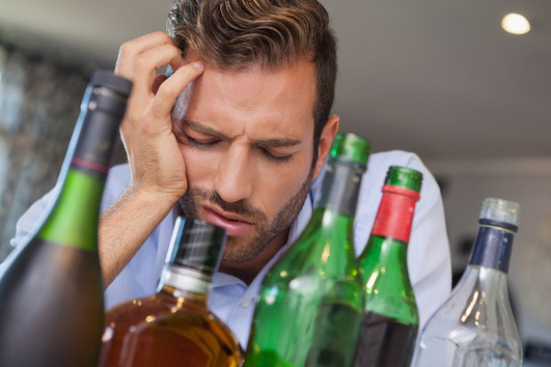 Naukowcy wciąż poszukują idealnej metody na uniknięcie kaca (fot. Shutterstock) Naukowcy tłumaczą: picie wody i tłuste jedzenie nie pomagają na kaca