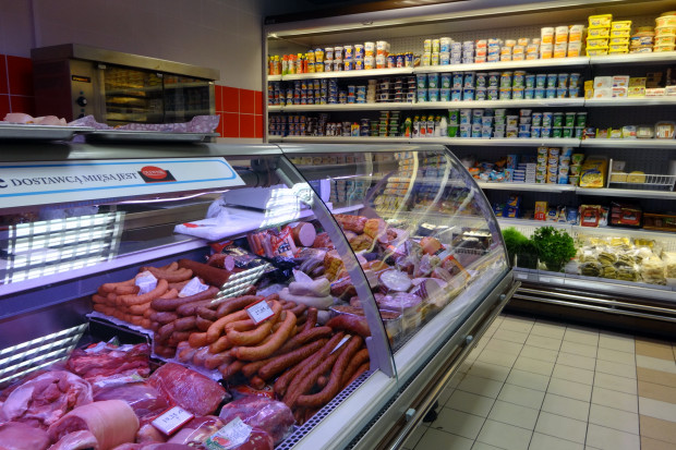 Stanowisko mięsne w sklepie sieci MarcPol na ulicy Mokotowskiej w Warszawie po remodelingu. Fot. Materiały prasowe MarcPol przeprowadza remodeling sklepów
