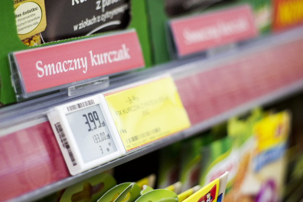 Elektroniczna cenówka w sklepie Tesco, fot. PTWP Polacy nadal dużo wydają w sklepach