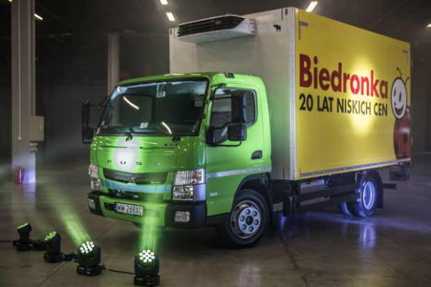 Fuso Canter Eco Hybrid w barwach Biedronki Biedronka inwestuje w hybrydowe samochody ciężarowe