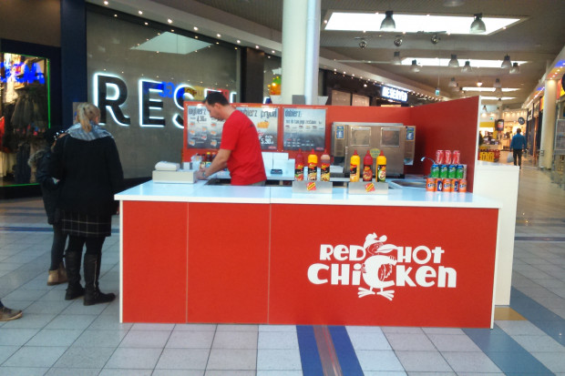 W centrum handlowym Atrium Plejada w Bytomiu został otwarty pierwszy punkt franczyzowy Sieci Red Hot Chicken. fot. Mastergrupa Red Hot Chicken, czyli nowy koncept sprzedaży kawałków kurczaka