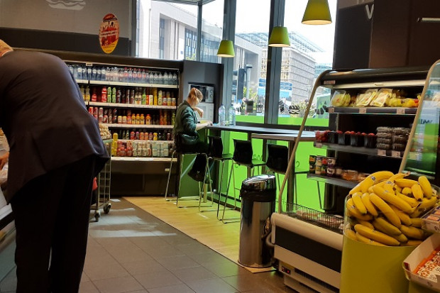 Sklep Carrefour Express w Brukseli (fot. portalspozywczy.pl) Carrefour coraz mocniej łączy koncept handlowy z gastronomią