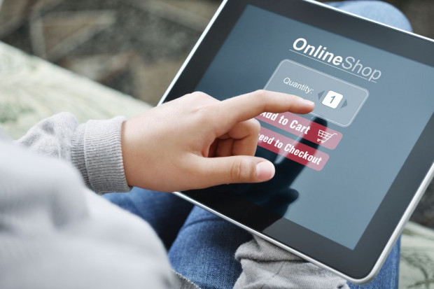 Nieostrożni konsumenci tracą w sieci pieniądze. Fot, shutterstock UOKiK: Nieostrożni konsumenci tracą w sieci pieniądze