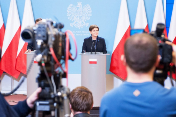 Ministerstwo Sprawiedliwości chce, aby środki z programu Rodzina 500 + trafiały na specjalne konto bankowe. Fot. premier.gov.pl Ministerstwo Sprawiedliwości: 500 zł na dziecko tylko na wybrane produkty