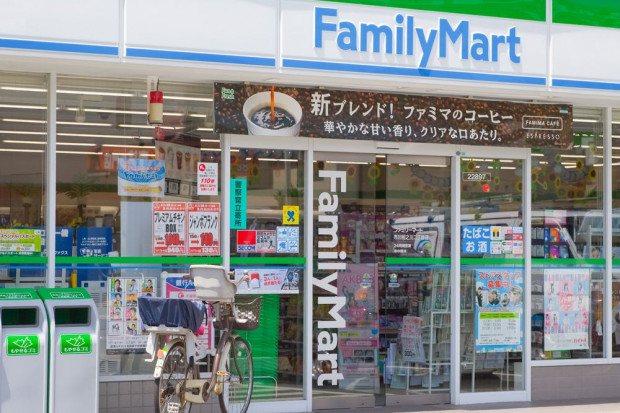 Sieć sklepów FamilyMart wprowadza możliwość płatności nowymi kartami. Fot. shutterstock Sieć sklepów FamilyMart wprowadza możliwość płatności nowymi kartami
